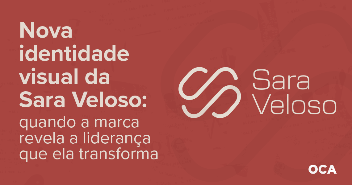 Imagem de capa do artigo sobre a nova identidade visual da Sara Veloso, mostrando o logotipo com o símbolo fluido em terracota e o título “Nova identidade visual da Sara Veloso: quando a marca revela a liderança que ela transforma”, com assinatura da OCA.